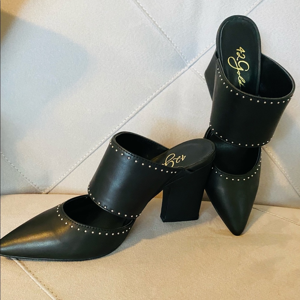42 GOLD
Figaro Studded Pointed Toe Mule